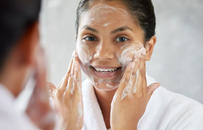 Mujer haciendo su rutina facial en casa, representando cuidados del rostro